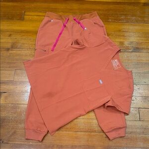 Figs copper Relaxed Fit Joggers Zamora and tuck in scrub top woman’s size medium